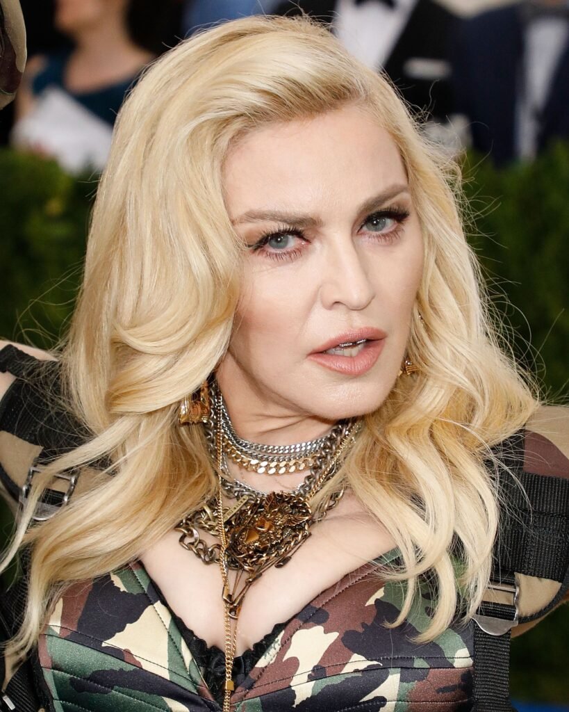 Madonna, icône incontestée de la pop, s'est hissée au sommet en tant que l'une des chanteuses blondes les plus emblématiques de l'histoire musicale.