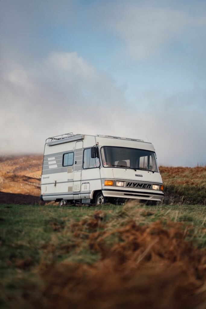 rv on grassland in countryside - voyager dans un camping-car