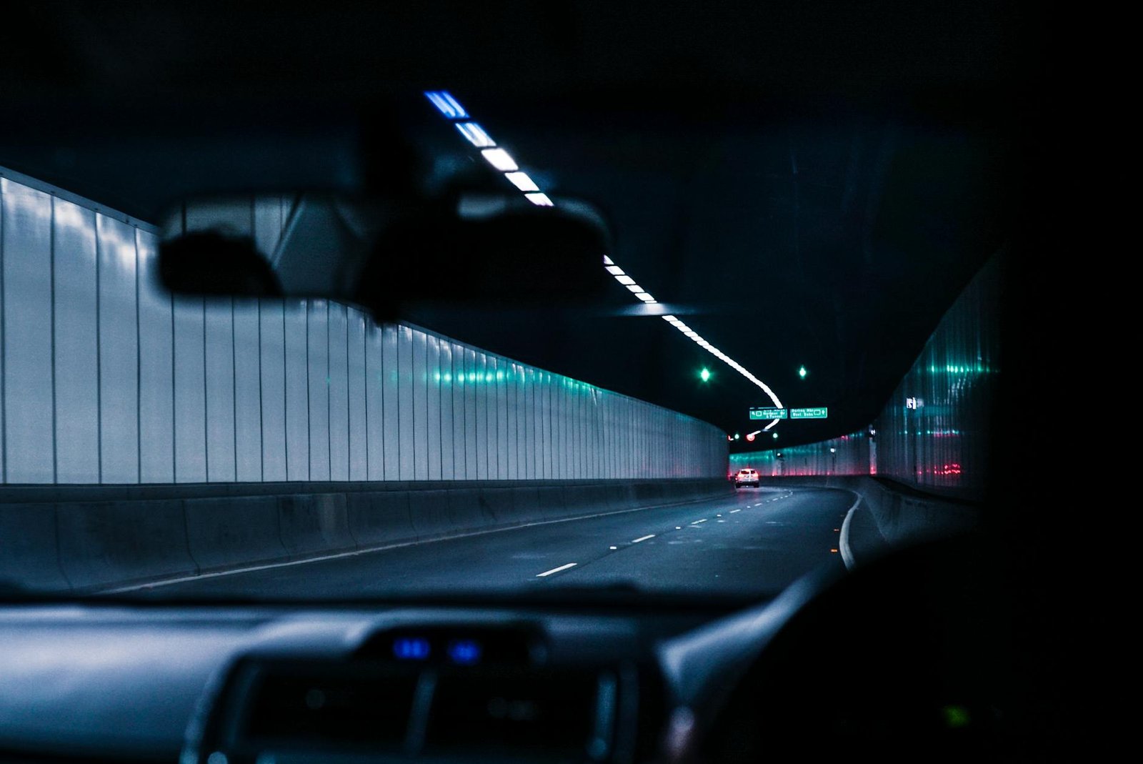 vehicle inside view of tunnel - dépannage de nuit