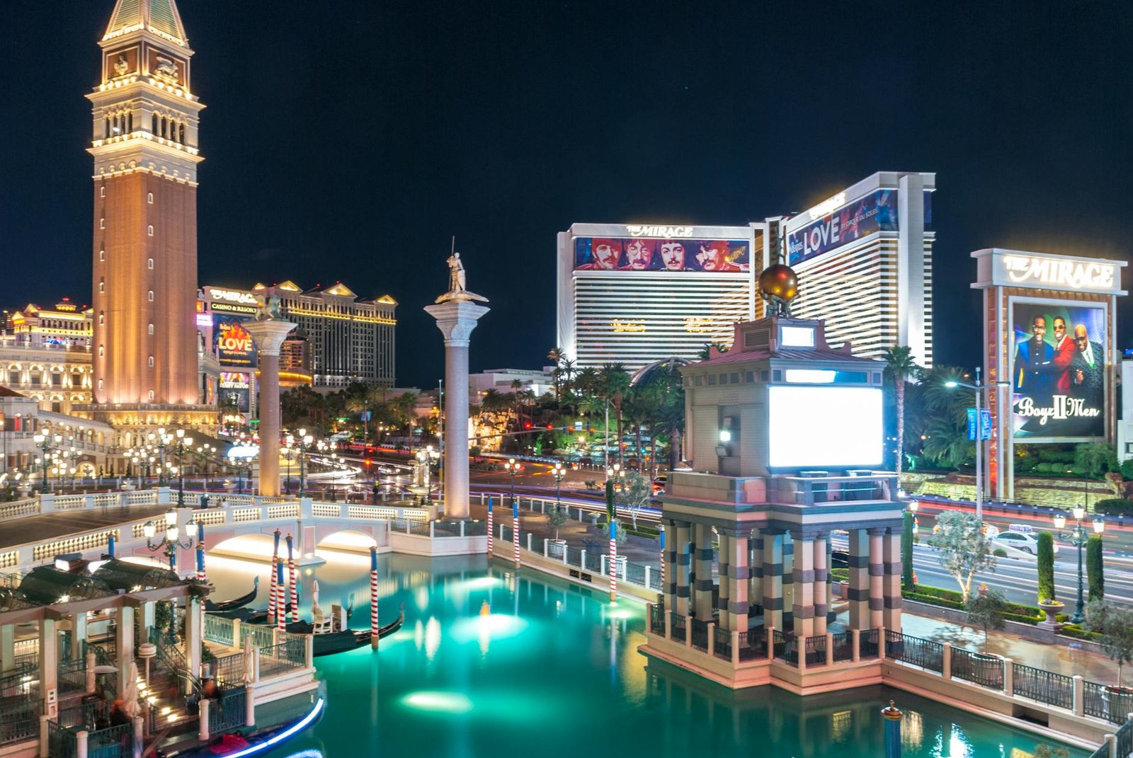 buildings near body of water - roulette russe au casino