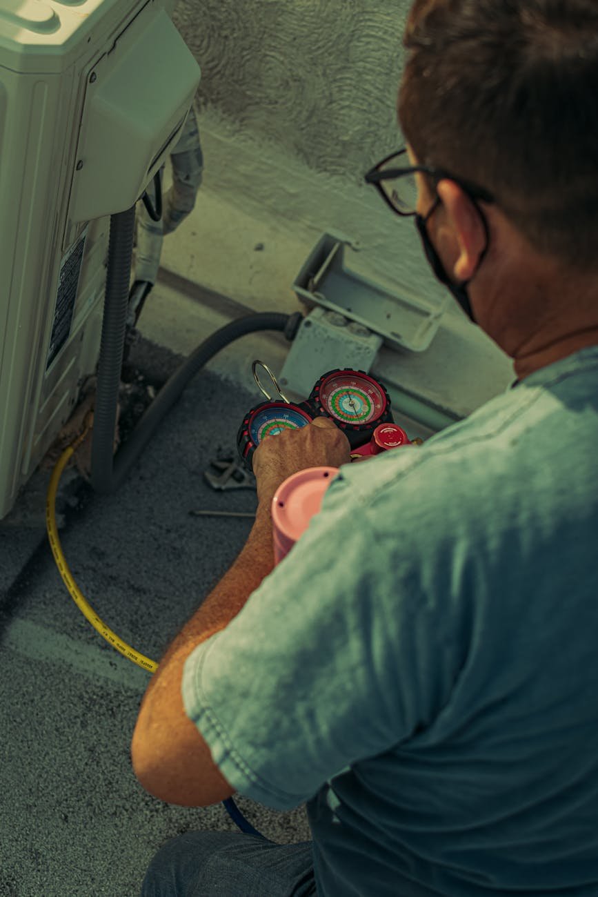 man repairing cables in a car - Dépannage d'Électroménager