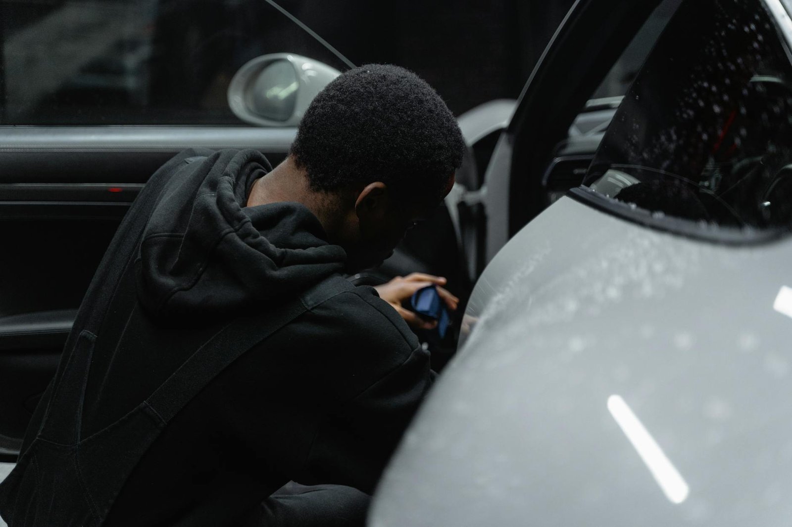 man in black jacket driving car - dépannage de nuit