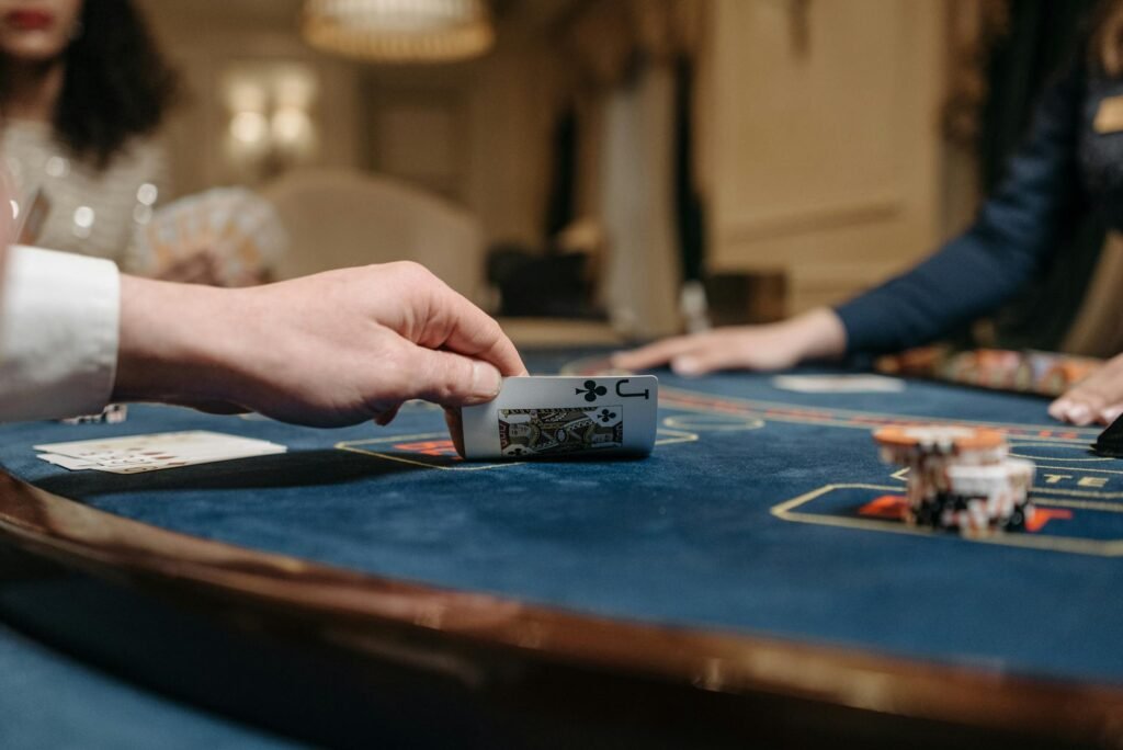 a player peeking on a playing card - gagner au poker