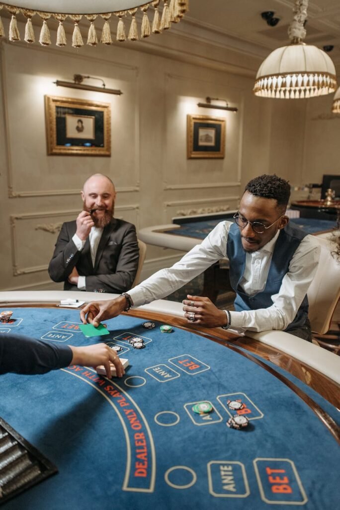 a player cutting the playing cards - gagner au poker