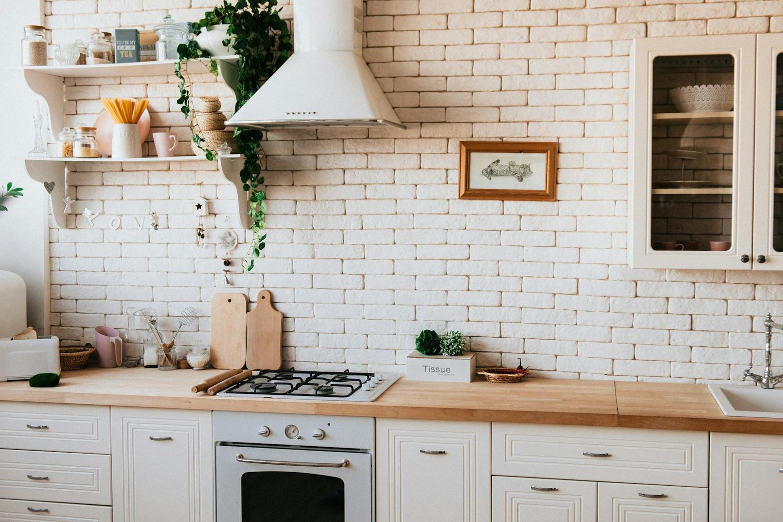 chopping boards near oven under hood - acheter une cuisine