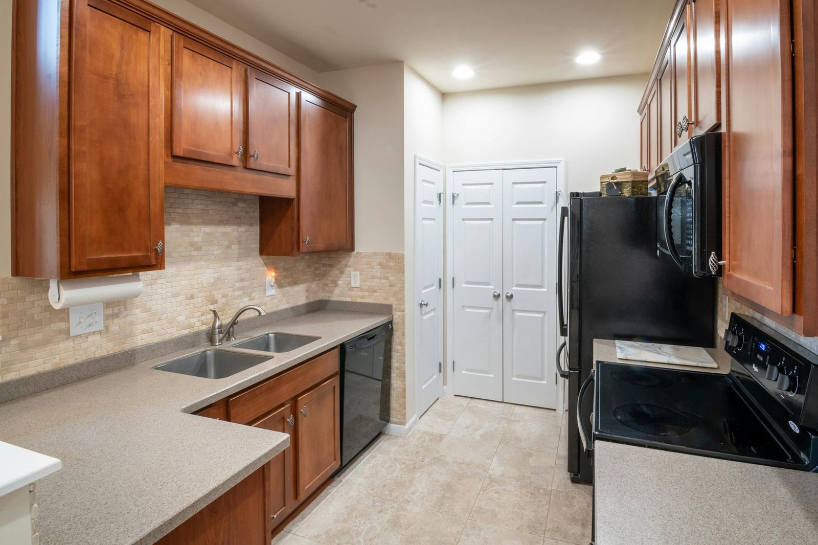 kitchen with wooden cabinets -  acheter une cuisine