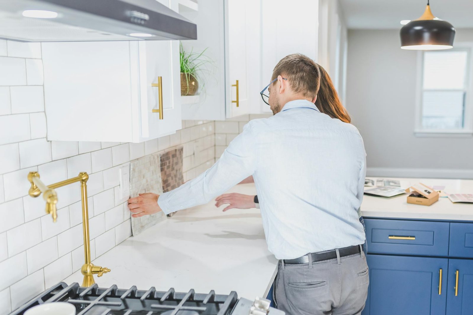 real estate agents checking the tiles in the kitchen - cuisiniste Liège